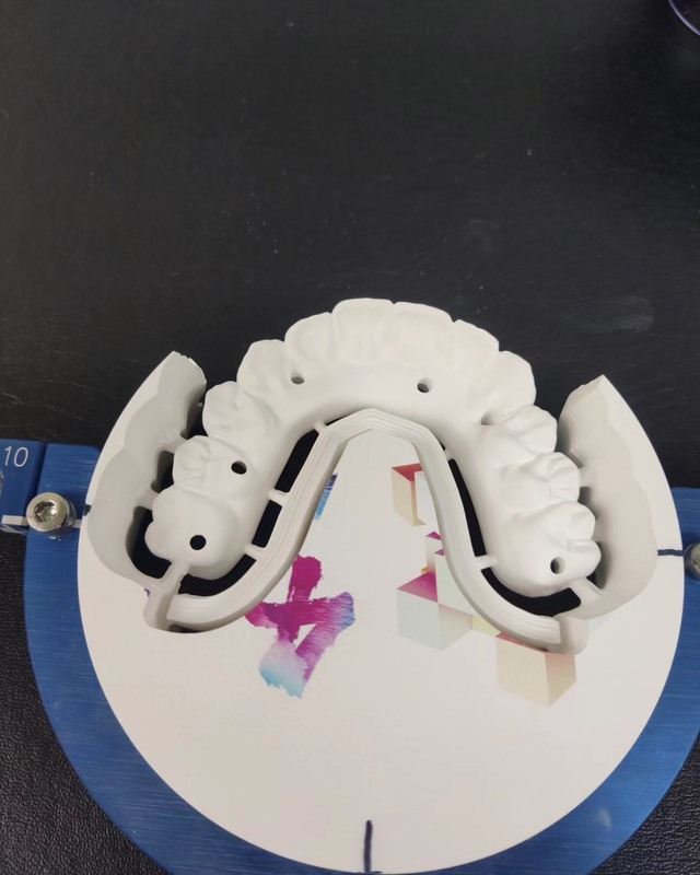 43%-57% 반투명도 700-1200 MPa 굴곡 강도 YUCERA 치과용 98mm 오픈 시스템 CAD/CAM 4D Pro 멀티레이어 지르코니아 블록